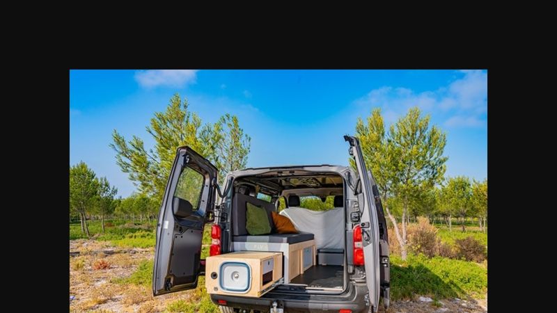Comment aménager un coin lit optimal dans son van ou fourgon ? Découvrez les options de lit peigne, banquette amovible et tente de toit