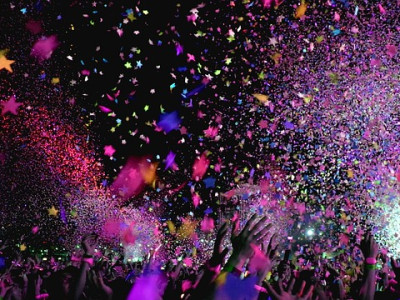 Comment utiliser les confettis de toutes les couleurs pour décorer une soirée ?